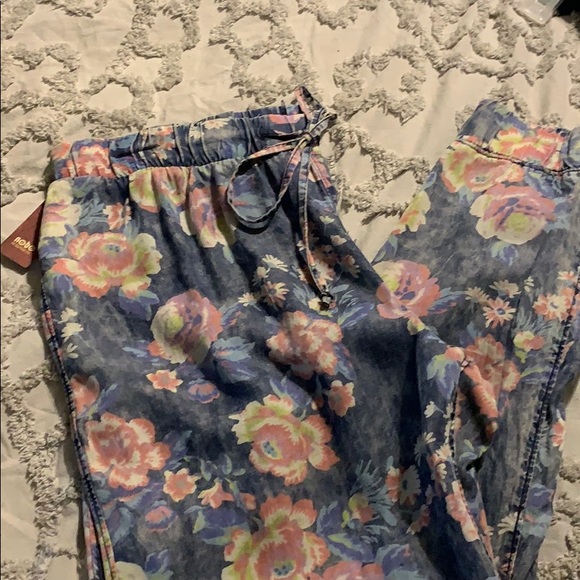 3/$25 Women’s pants NWT size 7/9 - Picture 2 of 8